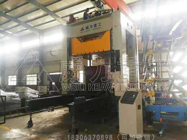 框架式汽車內(nèi)飾件液壓機(jī)加工現(xiàn)場(chǎng)