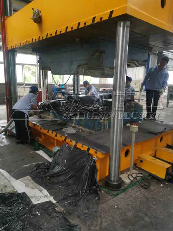 汽車(chē)內(nèi)飾腳墊模壓加工現(xiàn)場(chǎng)