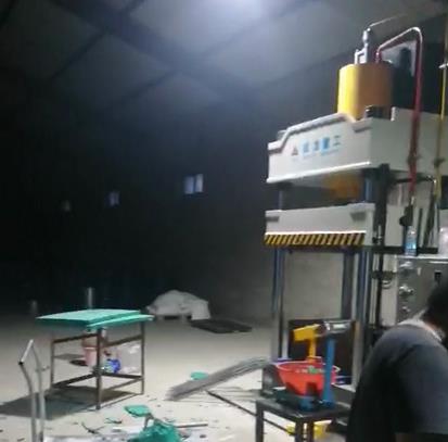 315噸復(fù)合漏糞板模壓成型機