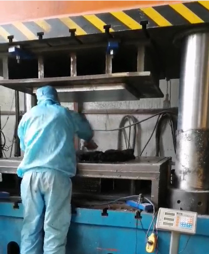 塑料托盤模壓加工現(xiàn)場