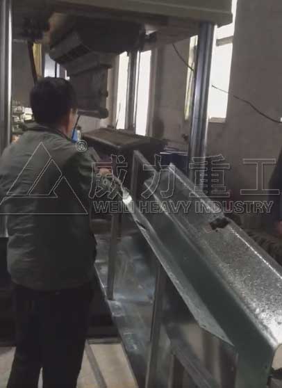 高速防撞護欄拉伸成型現(xiàn)場