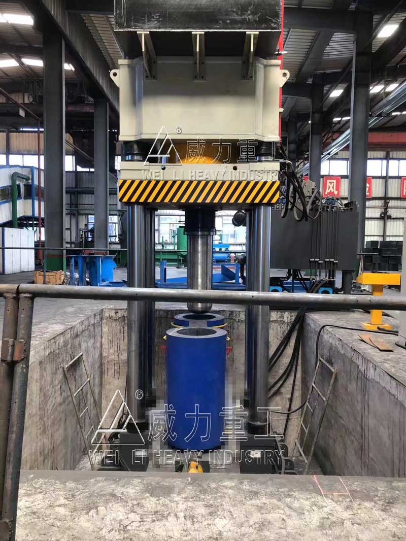1500噸石墨坩堝成型液壓機(jī)
