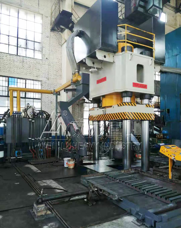 2000噸石墨坩堝成型液壓機的應(yīng)用現(xiàn)場