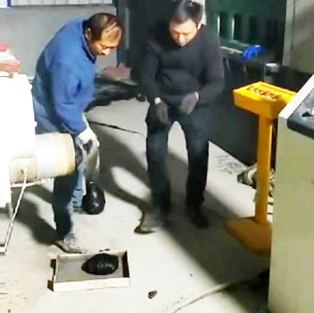 廢舊塑料擠出機(jī)擠出團(tuán)狀材料