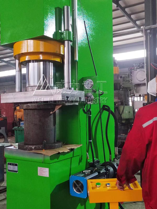 新能源汽車配件用315噸單柱液壓機調(diào)試