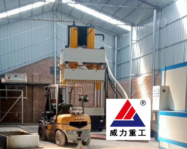 630噸蛭石板液壓機(jī)使用現(xiàn)場(chǎng)