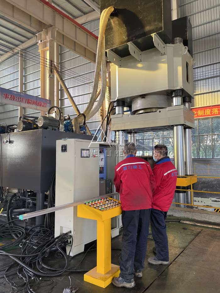 2000噸四梁四柱液壓機(坩堝、粉末、薄板拉伸)廠家調(diào)試